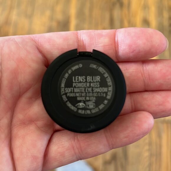 Mac Powder Kiss Soft Matte Eyeshadow Lens Blur - Picture 2 of 4